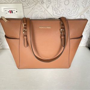 Michael Kors - Charlotte Large Saffiano Leather Top-Zip Tote Bag in Acorn Brown